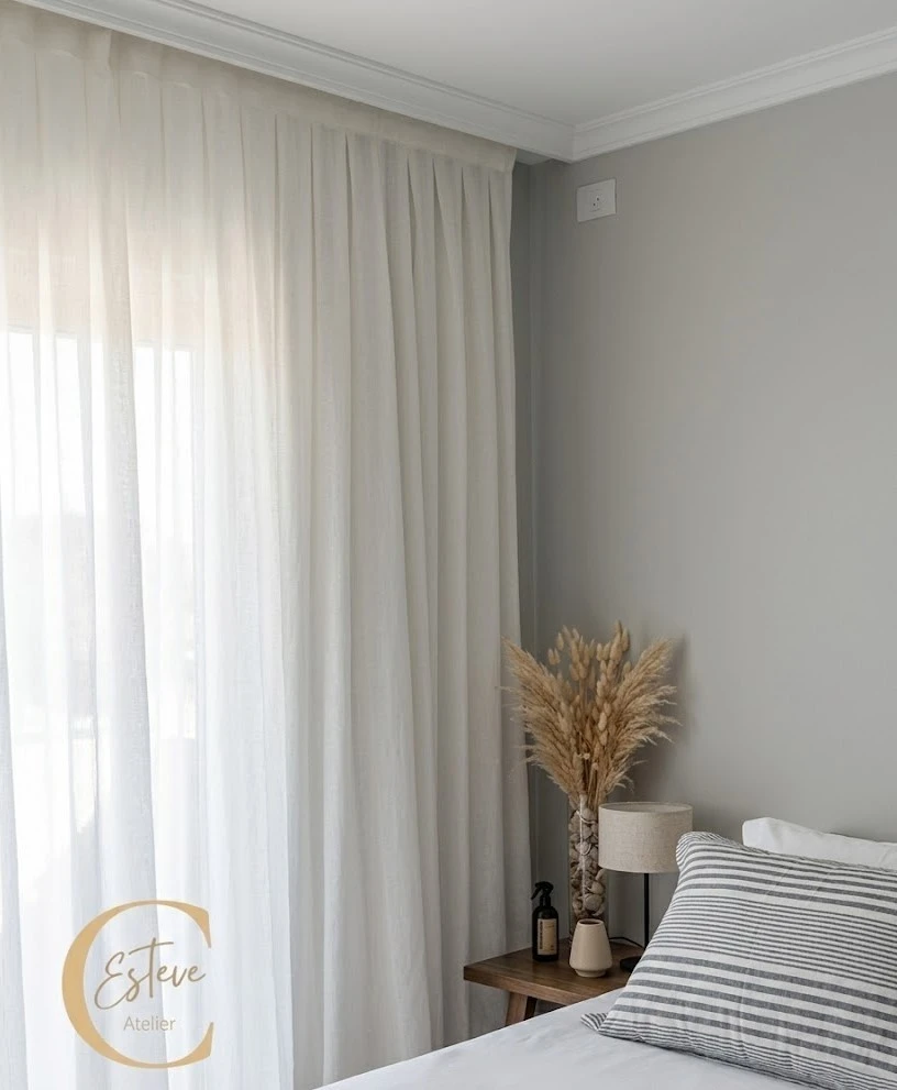 Cortinas gasa de hilo en dormitorio por Esteve Atelier.