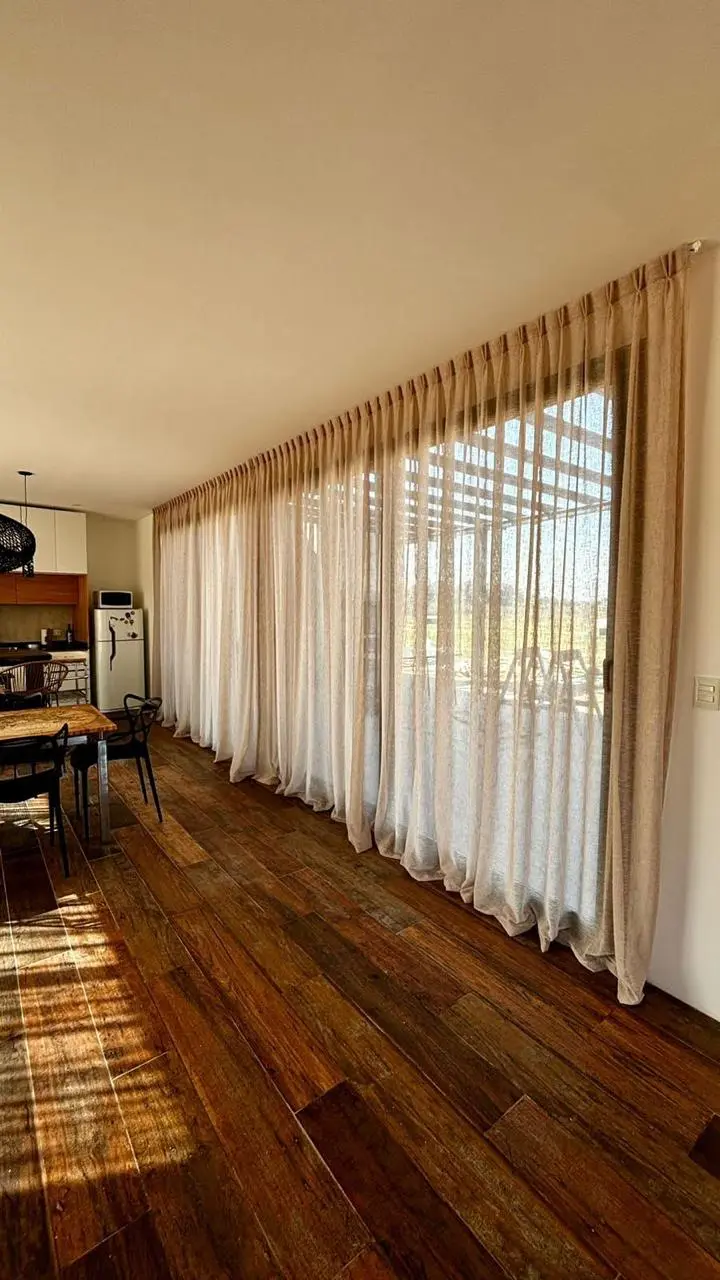 Cortinas con riel europeo en living moderno.