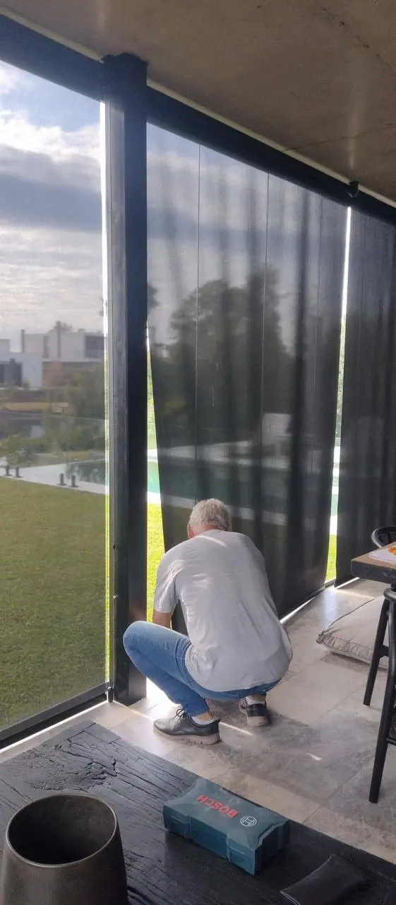 Servicio de instalación de cortinas roller blackout en Tigre y Nordelta.